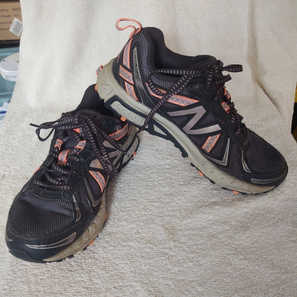 New Balance All Terrain women's sneakers size 7.5 - Picture 2 of 11